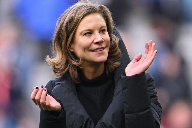 Antiga proprietária de gigante da Premier League desaba em lágrimas