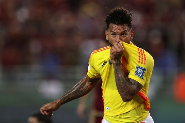 Luis Suárez festeja pela Colômbia (Ronald Pena R/EPA)