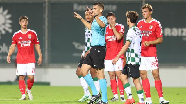 Fábio Veríssimo assinala penálti no Moreirense-Benfica (foto: Catarina Morais/Kapta+)