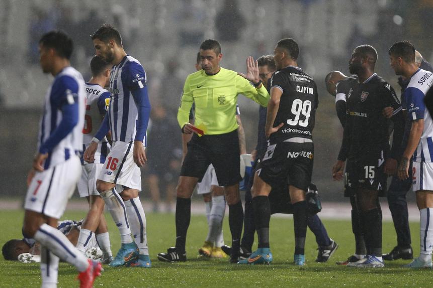 Lucas Soares foi expulso, mas o Casa Pia arrancou à mesma um empate a ferros com o FC Porto (Foto: Rui Raimundo/ASF)