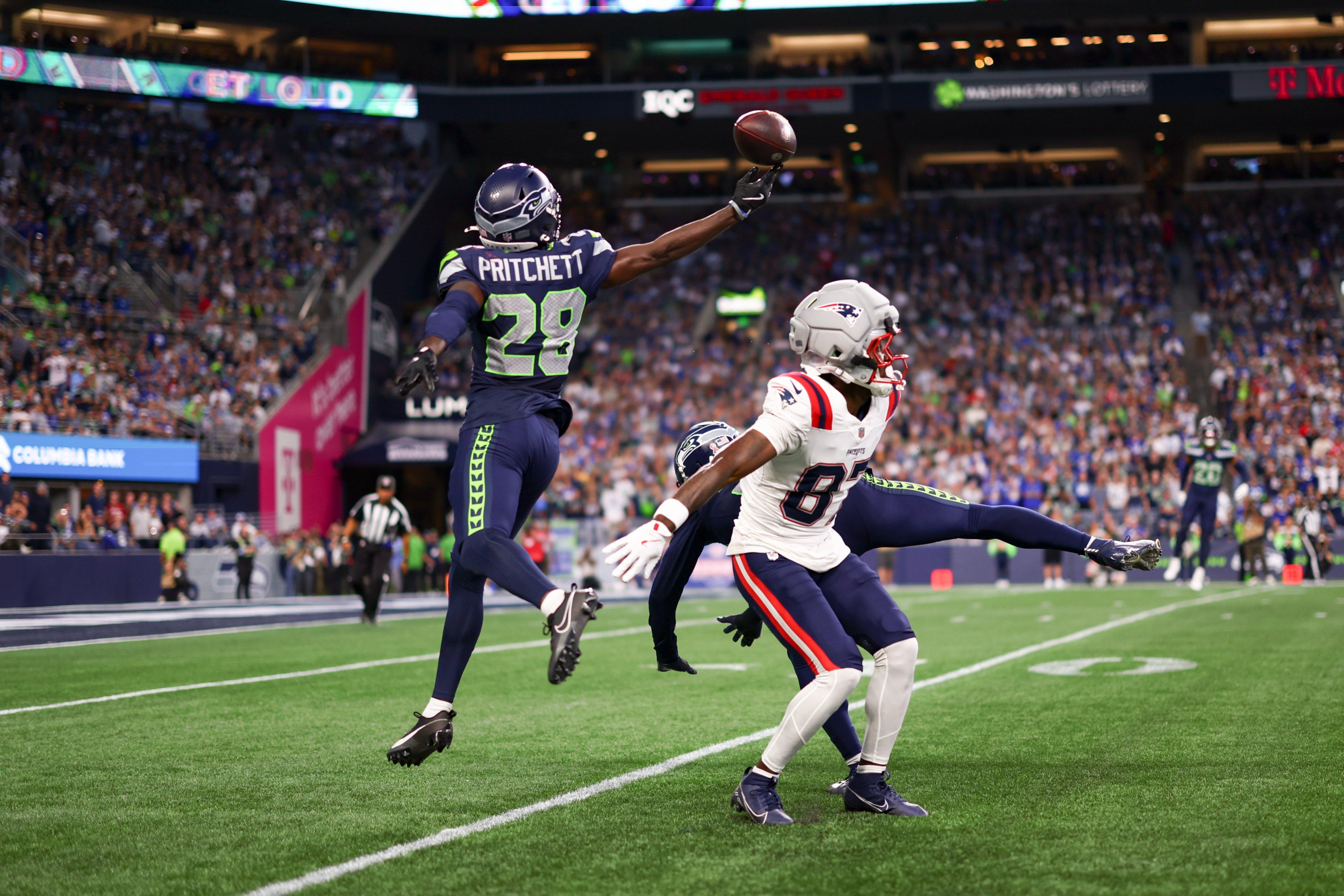 Nehemiah Pritchett interceta passe de Drake May. Foto NFL