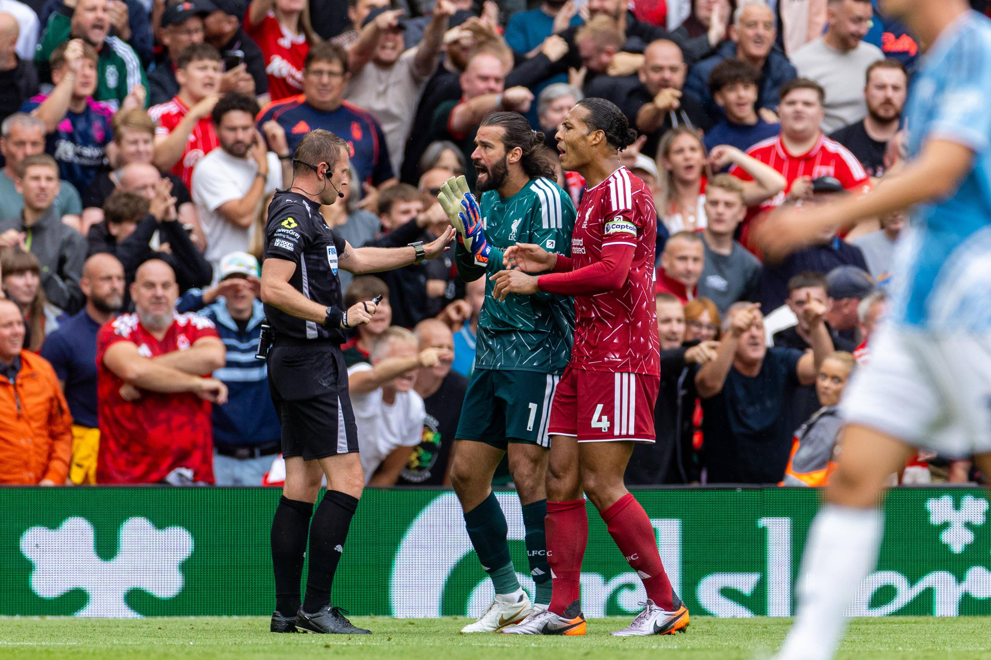 Alisson a reclamar do penálti assinalado contra o Liverpool - Foto: Imago