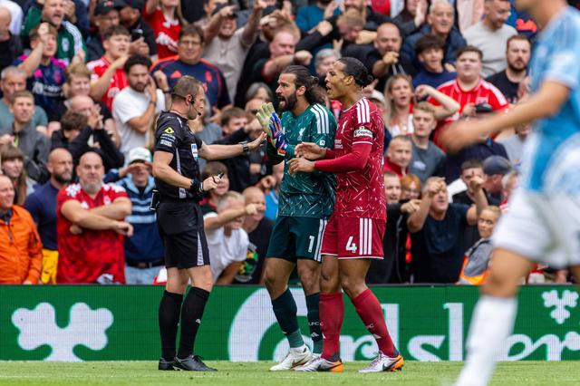 Alisson a reclamar do penálti assinalado contra o Liverpool - Foto: Imago