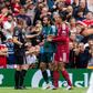 Alisson a reclamar do penálti assinalado contra o Liverpool - Foto: Imago