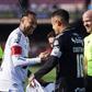 Neymar a cumprimentar Coutinho antes de um jogo no Brasil