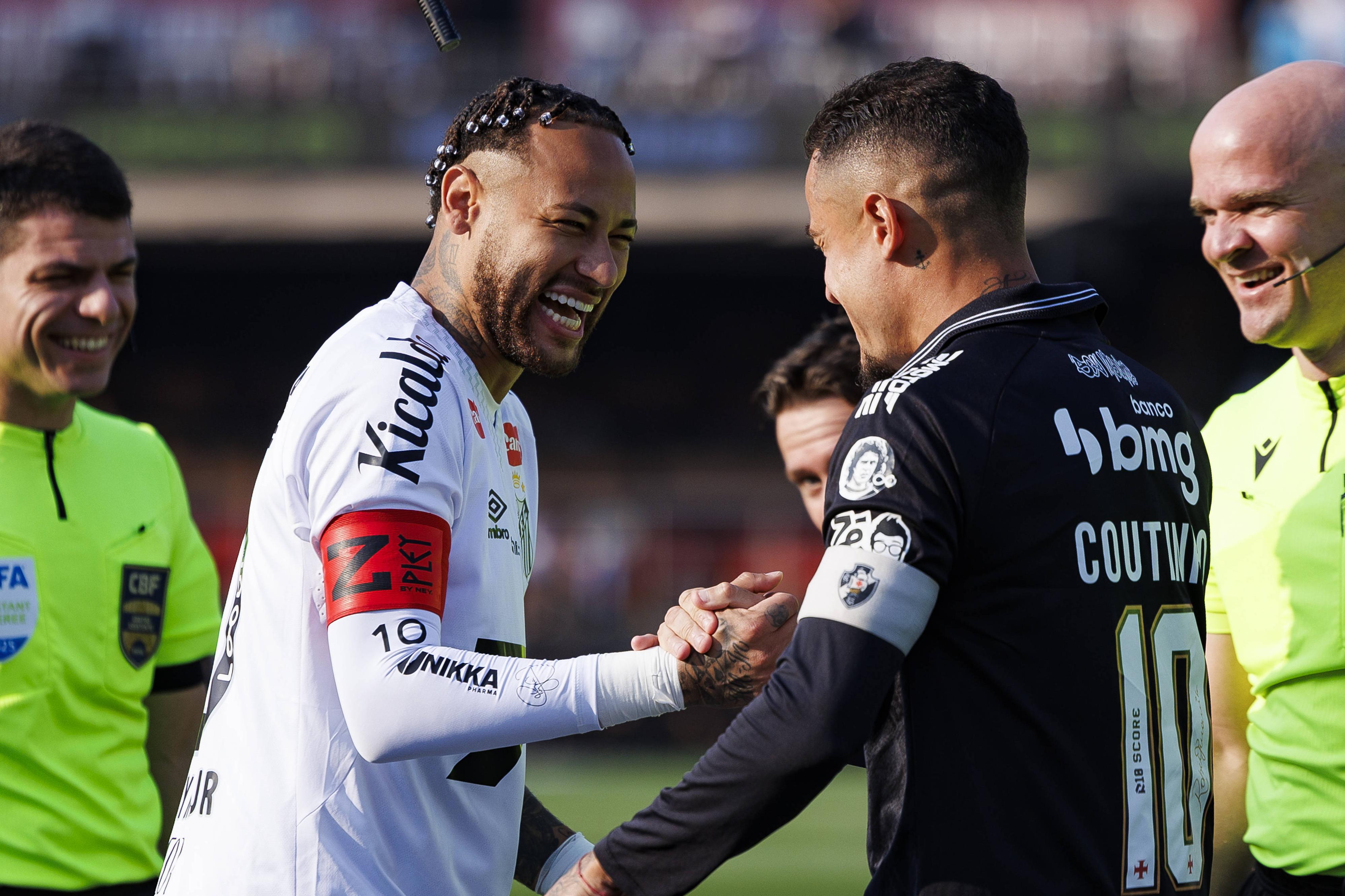 Neymar a cumprimentar Coutinho antes de um jogo no Brasil