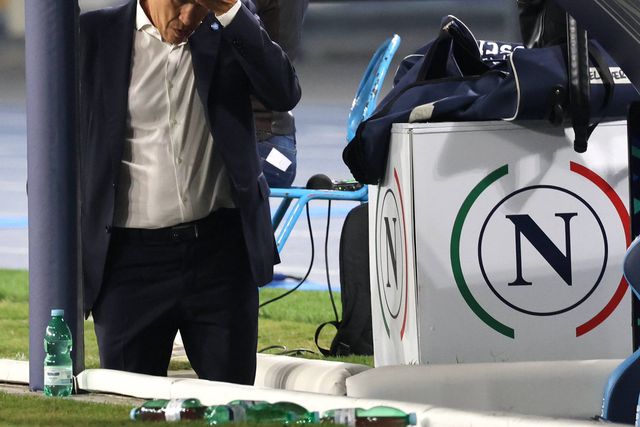 Presidente do Nápoles dá voto de... desconfiança ao treinador: «Estou a passar mal com ele...»