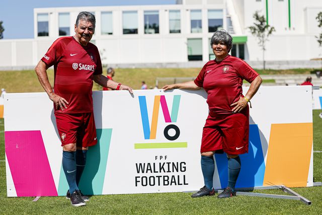 Sabia que jogar futebol a andar faz bem à saúde?