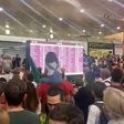 Multidão espera pela seleção de râguebi no aeroporto