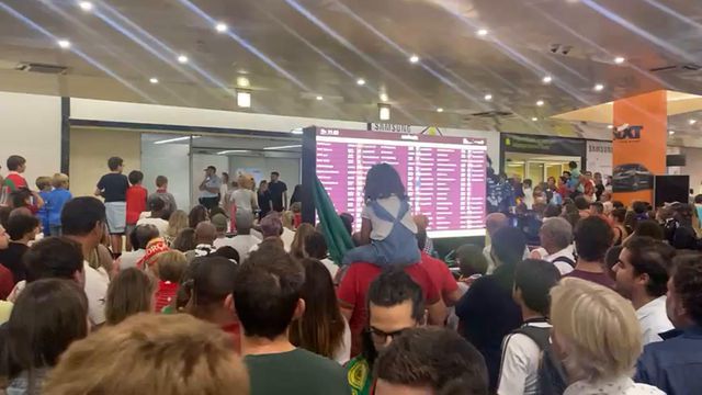 Multidão espera pela seleção de râguebi no aeroporto