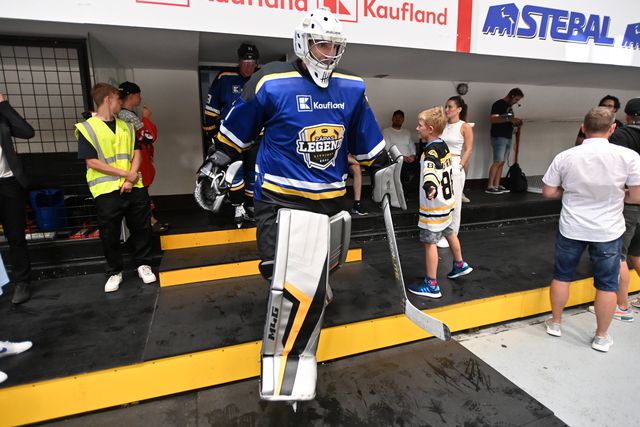 Petr Cech faz 62 defesas… no hóquei no gelo