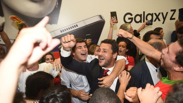 Hino cantado na chegada da seleção