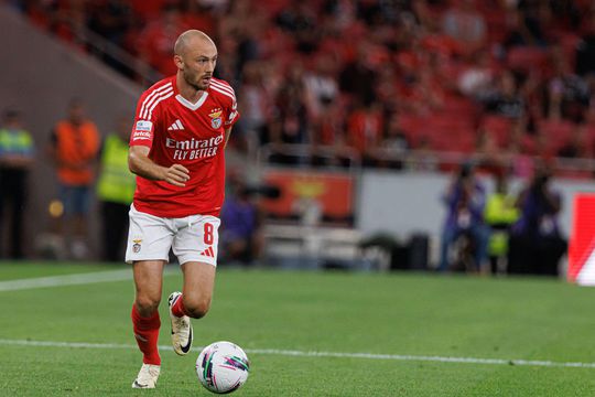 Benfica goleia em jogo de treino com Aursnes em destaque