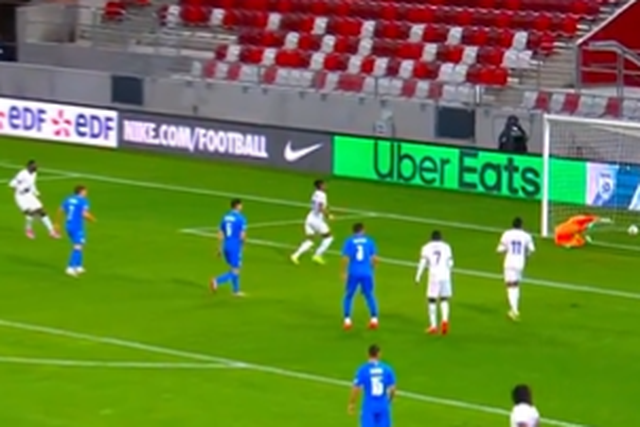 VÍDEO: guarda-redes de Israel dá 'frango' digno dos apanhados