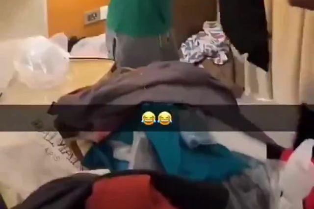 Avançado do Sevilha vende roupa durante o estágio da Nigéria