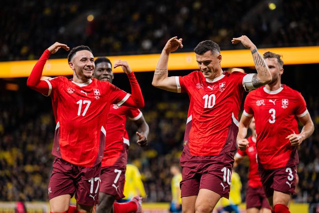 Granit Xhaka, número 10, celebra o golo de penálti frente à Suécia