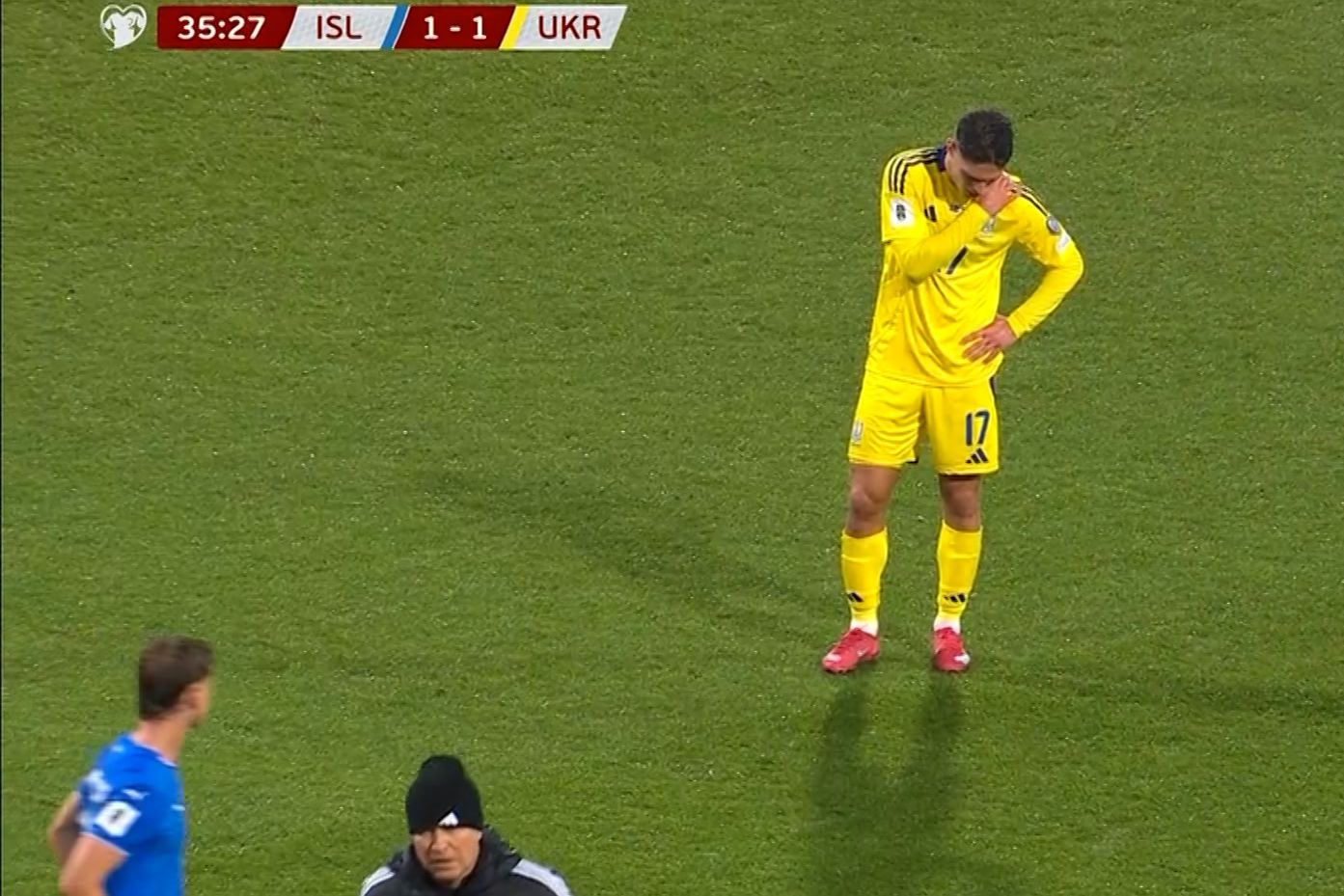 O momento em que Sudakov fica agarrado ao ombro - Foto: D.R.