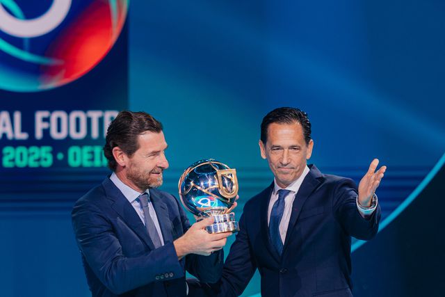 André Villas-Boas distinguido por Pedro Proença na Portugal Football Summit - Foto: FPF