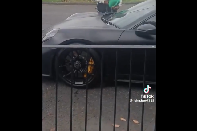 Vídeo: jogador do Newcastle e irmão de ex-Benfica apanhado sem gasolina no Porsche