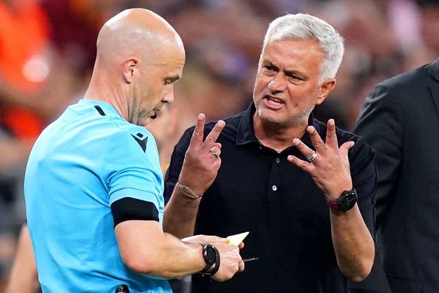 Anthony Taylor e Mourinho na final da Liga Europa entre Roma e Sevilha, que os italianos perderam nos penáltis