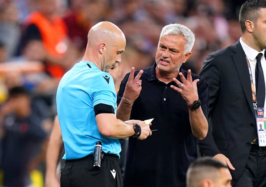 Anthony Taylor e Mourinho na final da Liga Europa entre Roma e Sevilha, que os italianos perderam nos penáltis