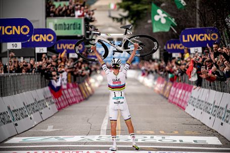 Tadej Pogacar celebrou assim, em 2024, a quarta vitória consecutiva na Volta à Lombardia