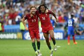Adrien Silva a festejar a conquista do Europeu com Renato Sanches - Foto: IMAGO