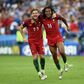 Adrien Silva a festejar a conquista do Europeu com Renato Sanches - Foto: IMAGO