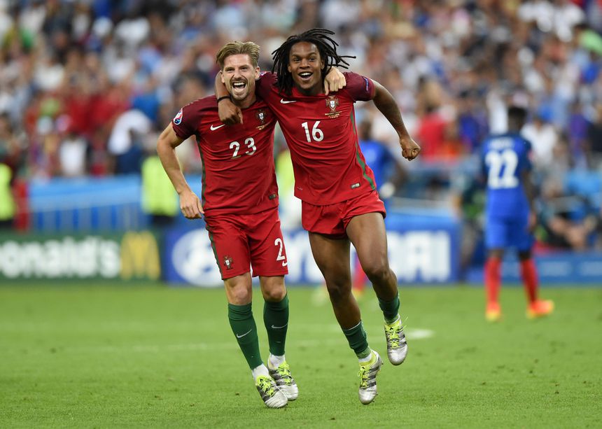 Adrien Silva a festejar a conquista do Europeu com Renato Sanches - Foto: IMAGO
