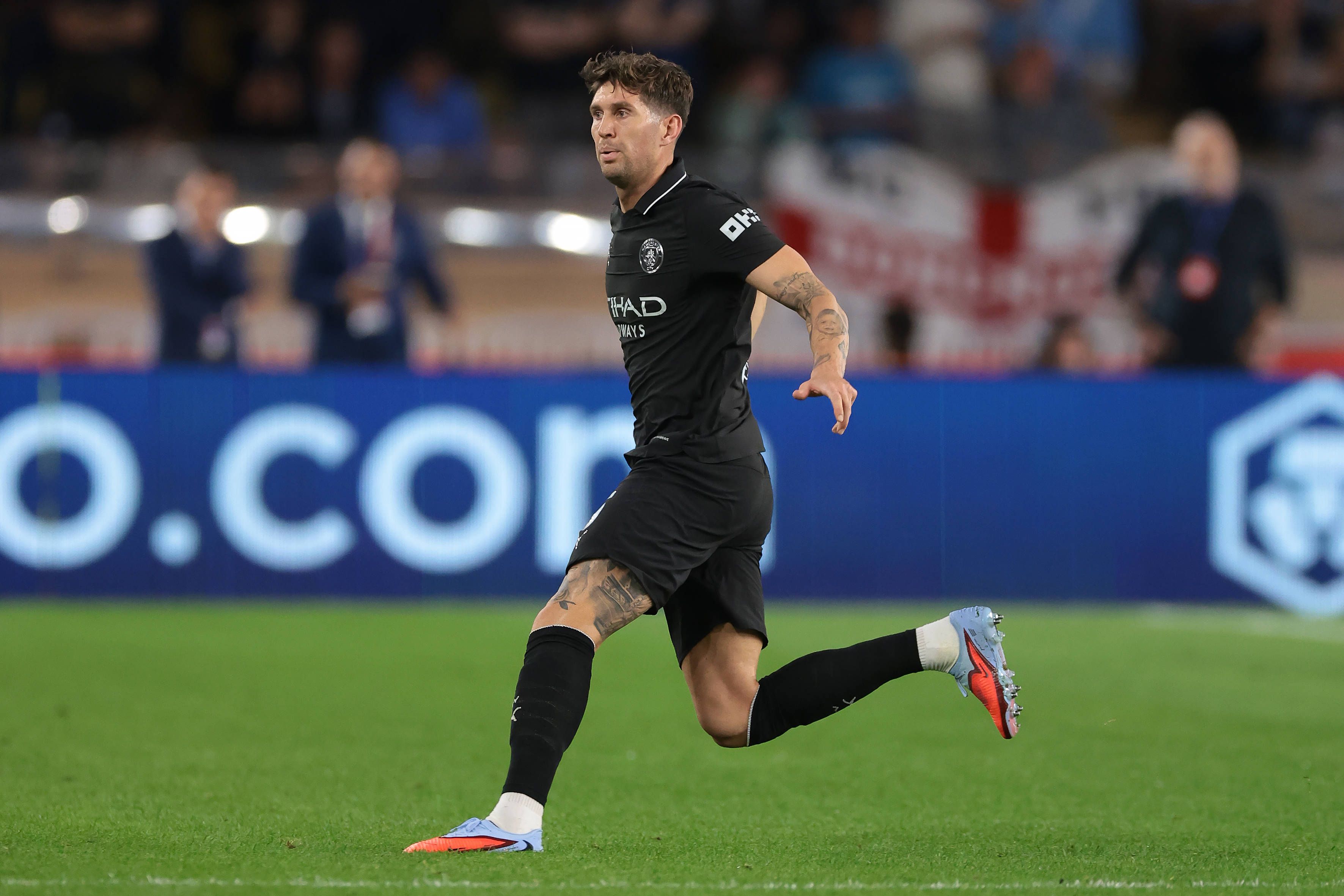 17 - John Stones, Manchester City, 288 mil euros/semana