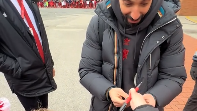 Amorim surpreendido com prenda de jovem adepta