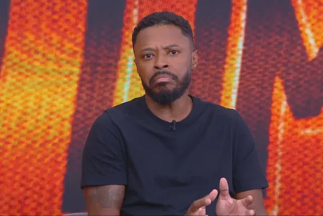 Michel Bastos, antigo internacional brasileiro e atual comentador televisivo - Foto: D. R.