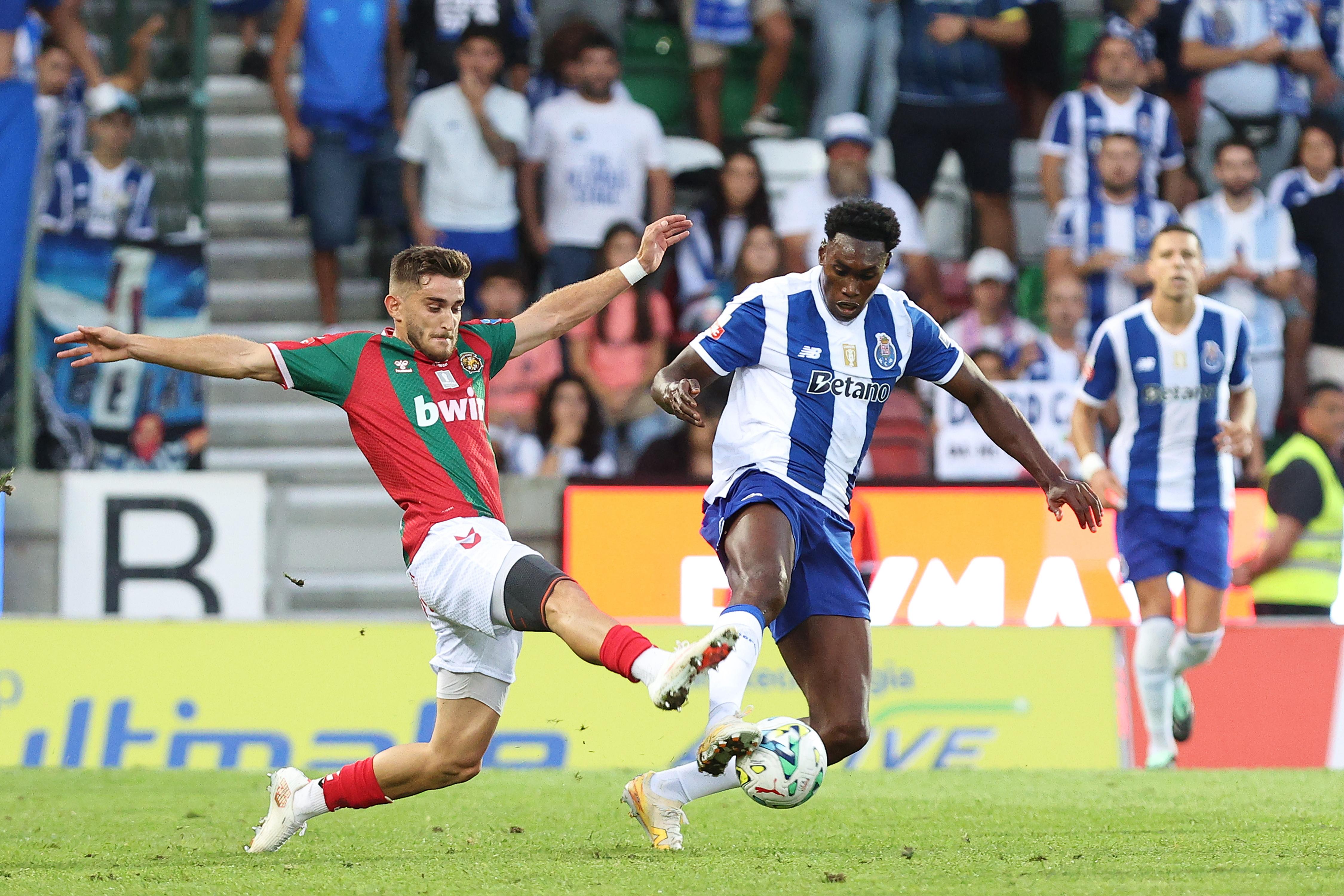 Rodrigo Andrade em duelo com Samu - Foto: GREGORIO CUNHA/LUSA