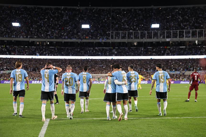 Messi rodeado pelos companheiros da seleção no último jogo pela Argentina