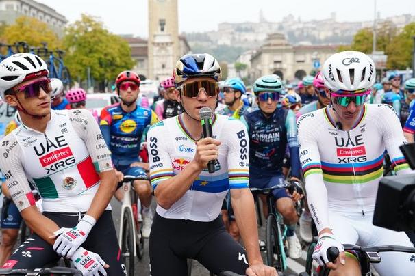 Remco Evenepoel foi o porta-voz do pelotão durante o protesto - Foto: X/Il Lombardia
