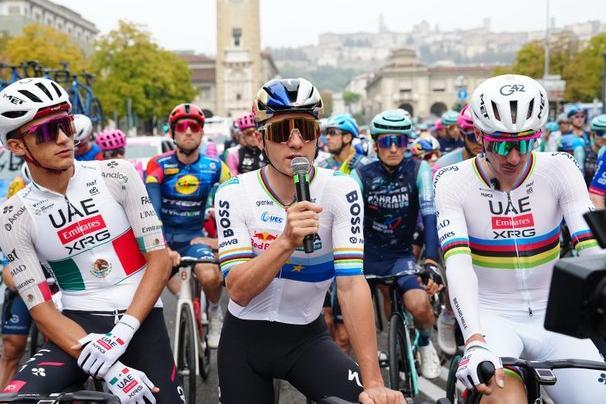 Remco Evenepoel foi o porta-voz do pelotão durante o protesto - Foto: X/Il Lombardia