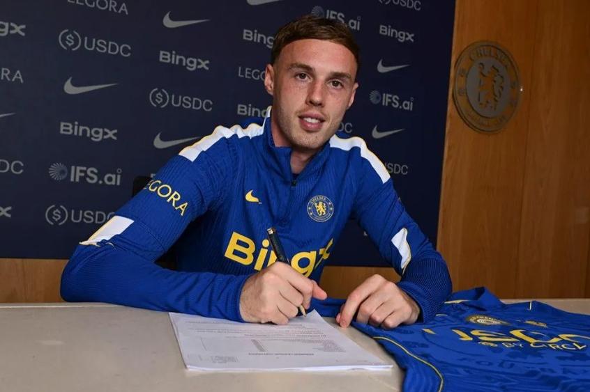 Cole Palmer rubricou novo vínculo com o clube de Londres - Foto: Chelsea