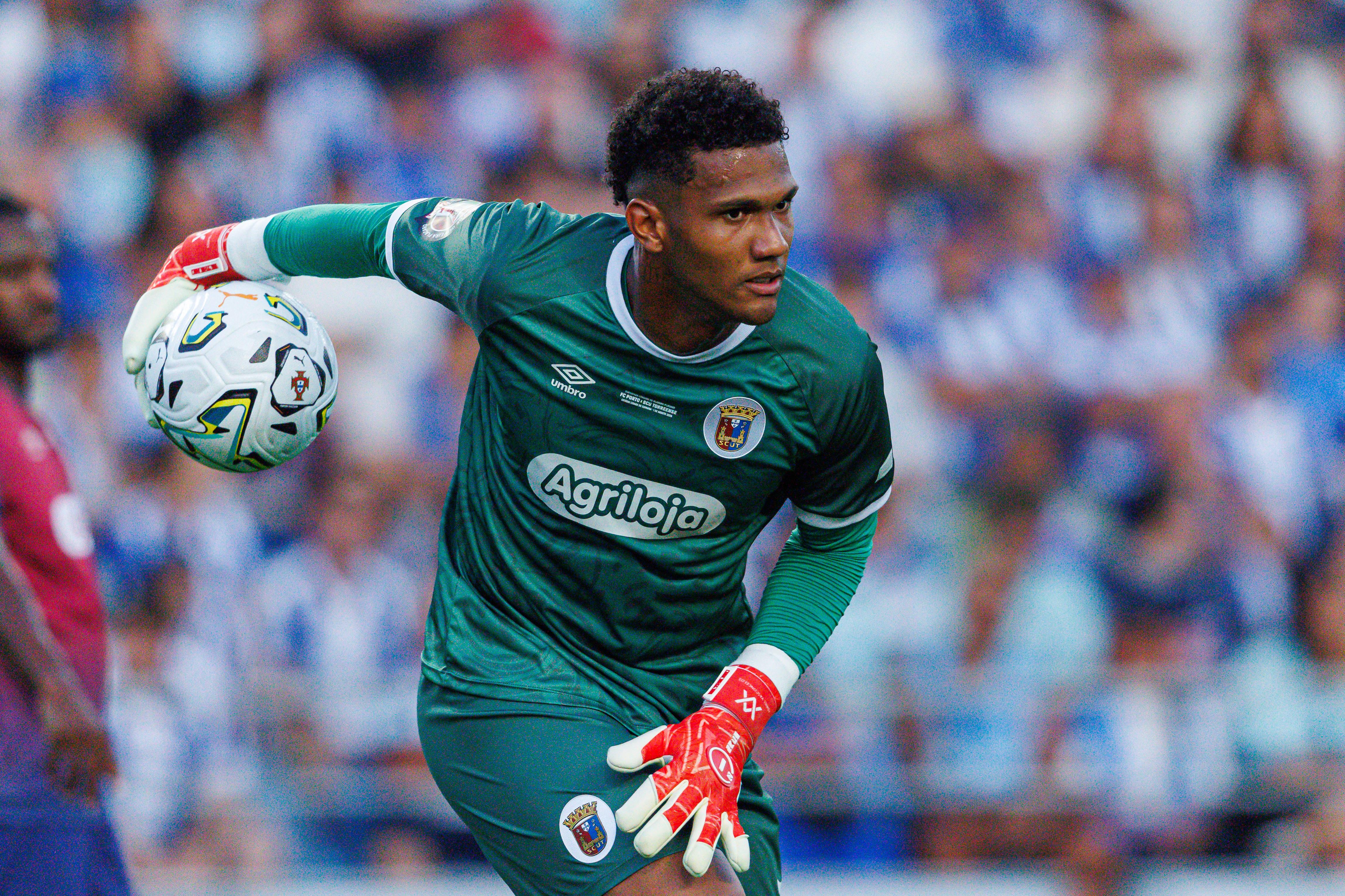 Adriel, guarda-redes do Torreense, foi expulso no encontro diante do Tondela após uma altercação com o treinador dos beirões