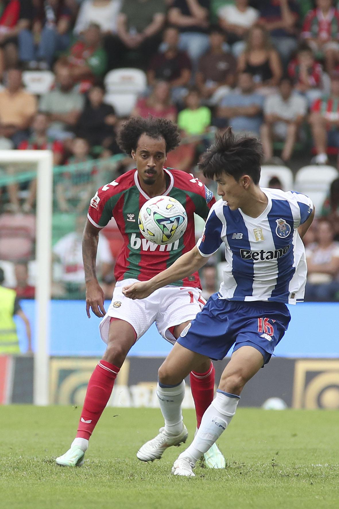 Tomás Tavares em duelo com Inbeom - Foto: GREGORIO CUNHA/LUSA