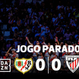 Jogo suspenso devido a objetos atirados para o relvado