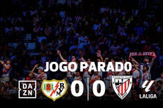 Jogo suspenso devido a objetos atirados para o relvado