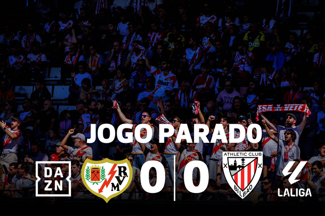 Jogo suspenso devido a objetos atirados para o relvado