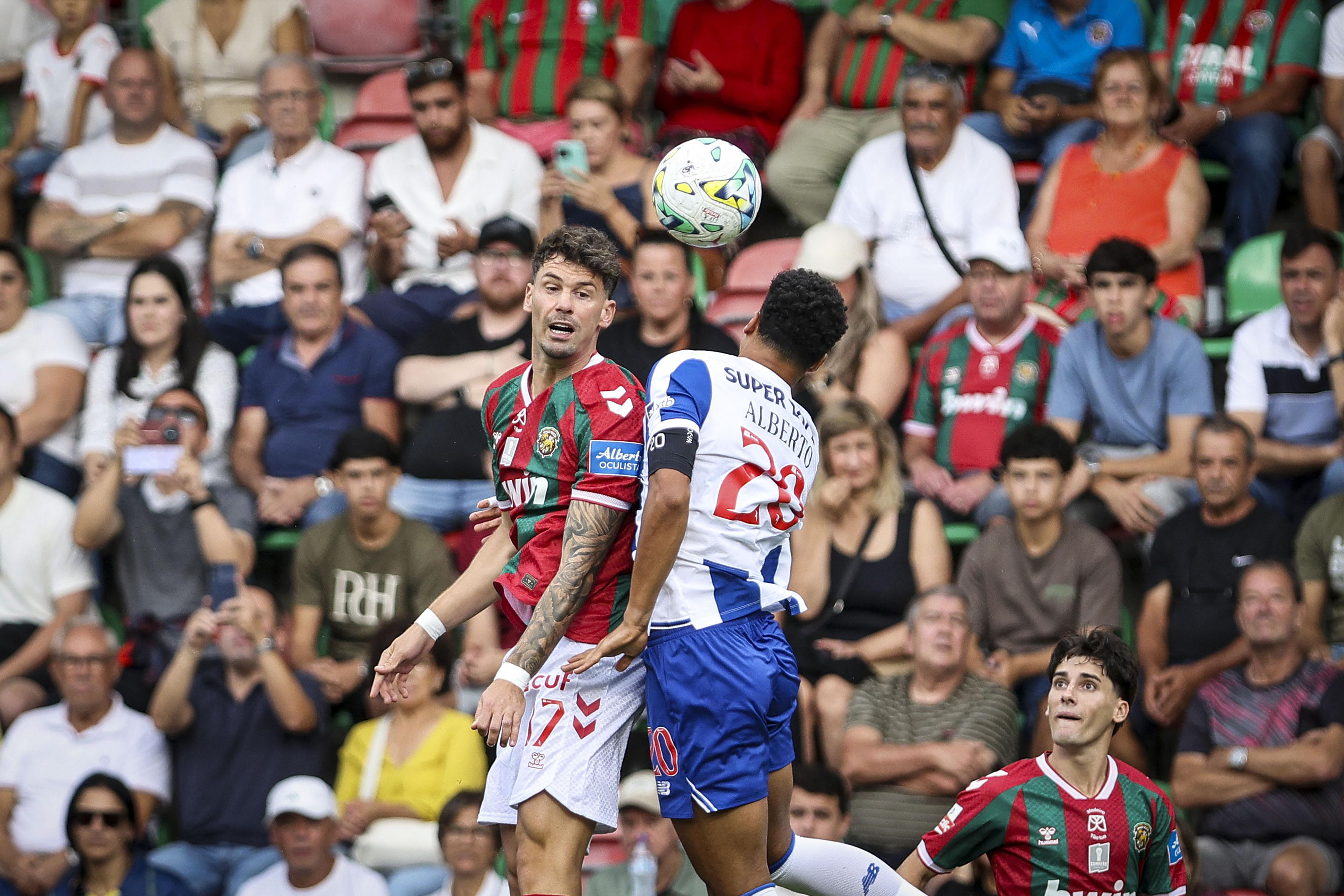 Butzke em lance com Alberto Costa - Foto: GREGORIO CUNHA/LUSA