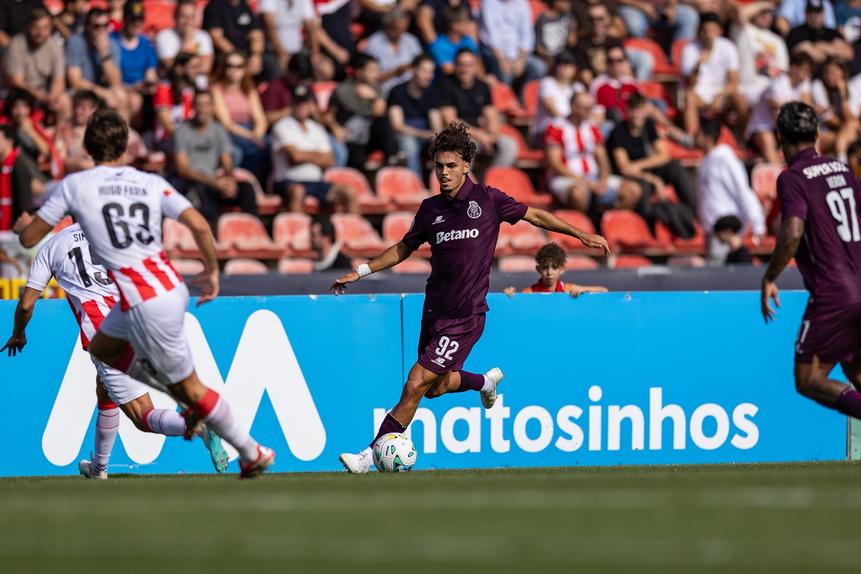 João Teixeira em ação pelo FC Porto B frente ao Leixões — Foto: FC Porto