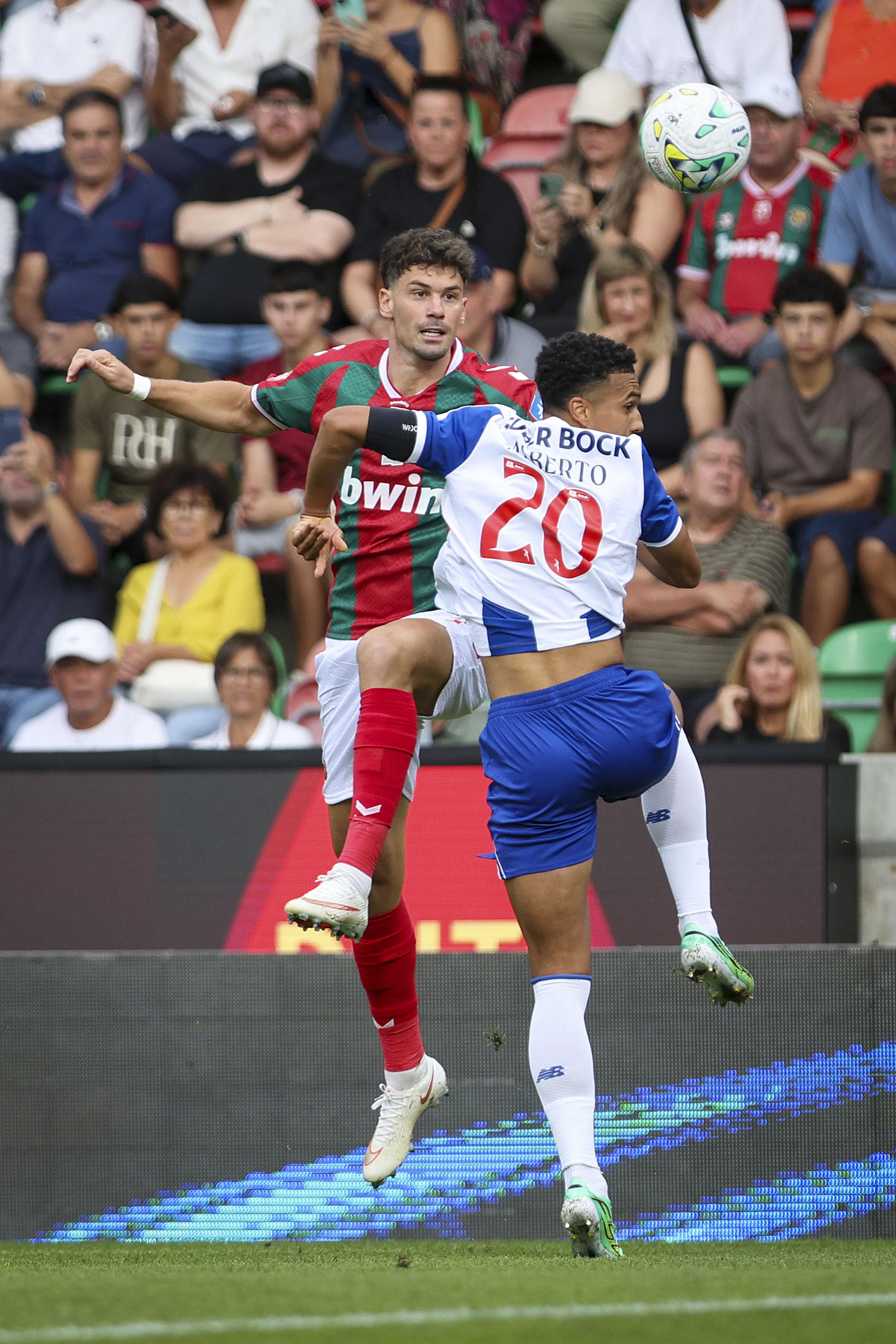 Butzke em lance com Alberto Costa - Foto: GREGORIO CUNHA/LUSA