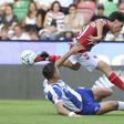 Bednarek em lance com Tejón - Foto: GREGÓRIO CUNHA/LUSA