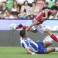 Bednarek em lance com Tejón - Foto: GREGÓRIO CUNHA/LUSA
