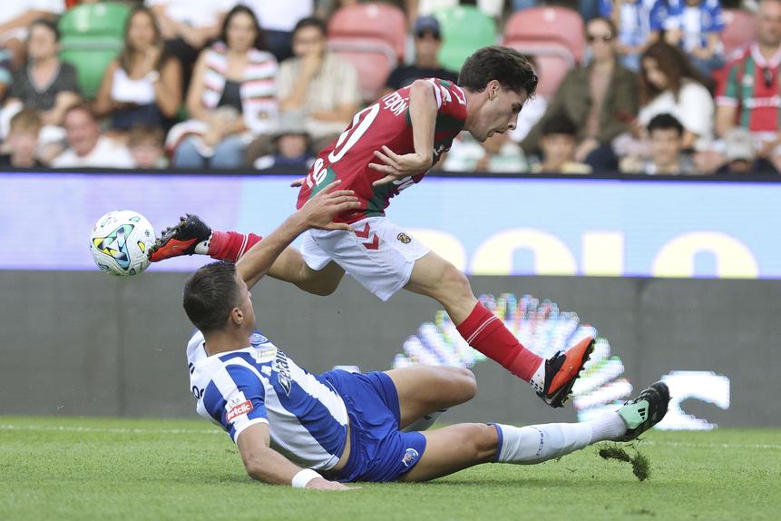 Bednarek em lance com Tejón - Foto: GREGÓRIO CUNHA/LUSA