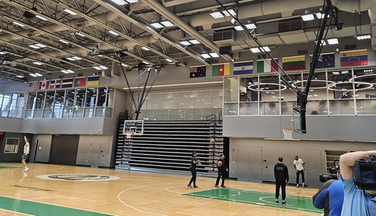 Bandeira de Portugal no pavilhão de treinos dos Boston Celtics