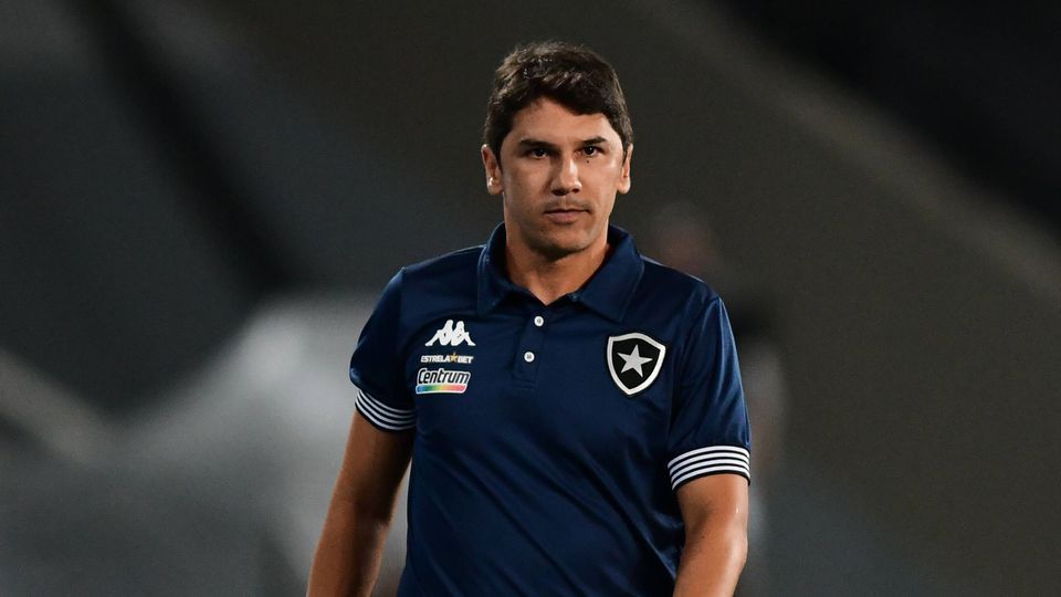 Em crise, Botafogo está no mercado por um novo treinador